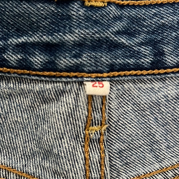 Levi’s distressed denim jean shorts 25 - Picture 3 of 3